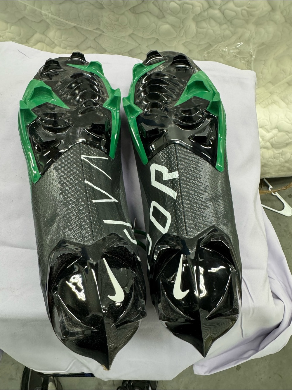Nike Vapor Men's Laceless Football Cleats in White, Green & Black - Picture 10 of 10